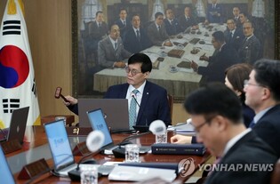 BOK to keep restrictive monetary policy 'for considerable period of time'
