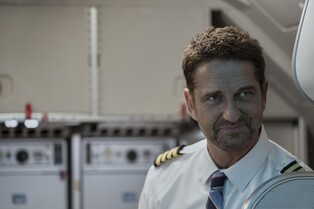 악천후 불시착에 무장세력 인질까지…영화 '플레인'