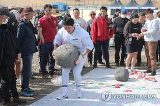 '불' 빼고 열린 제주들불축제, 행락객 절반 '뚝'
