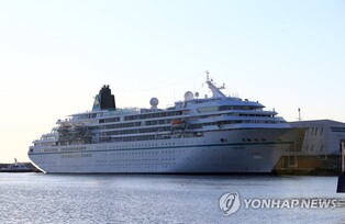 코로나이후 3년만에 크루즈선 속초항 입항…탑승객 800여명 환영(종합)