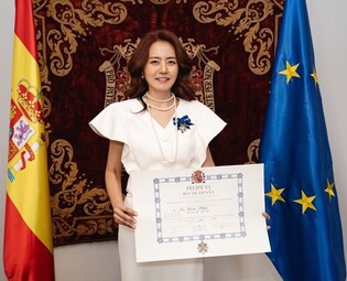 Sohn Mi-na recieves Order from Spain