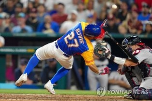 [WBC] 미국전에서 공에 맞은 알투베, 엄지손가락 골절로 수술