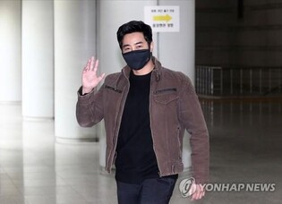 Volunteer fighter accused of unauthorized entry to Ukraine punches YouTuber after hearing