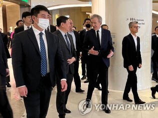 LVMH CEO Bernard Arnault meets with department store executives over partnerships