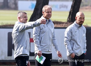 Under bright spotlight, Klinsmann sets out on mission to silence critics