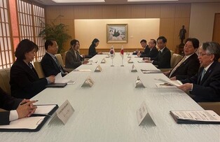 (LEAD) Unification minister discusses cooperation on N. Korea with top Japanese officials