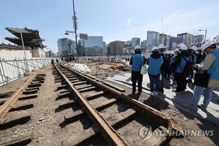 57년 만에 드러난 광화문 앞 철로…일부 박물관으로 옮긴다