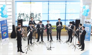 병원을 물들인 클라리넷 선율…강원대병원, 블루라이트 캠페인