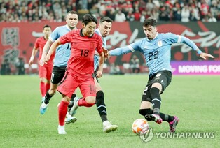 Midfielders offer bright spots in S. Korean loss to Uruguay