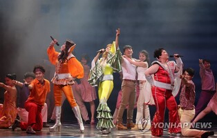 후회 없는 젊음 보낸 자들의 한 판 축제…뮤지컬 '맘마미아!'