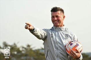 Women's nat'l football coach Bell's contract extended to 2024