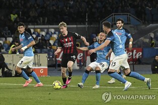 나폴리, AC밀란에 0-4 참패…부진한 김민재 '최하 평점'