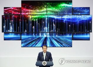 (LEAD) Yoon visits Samsung Display campus to hail new investment plan