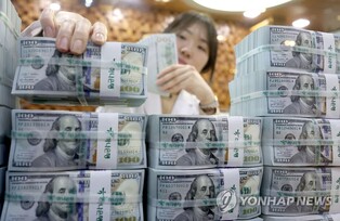 Foreign reserves grow in March on dollar's descent
