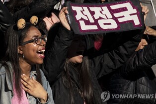 한국 아미는 뒷전?…NYT, 'K팝 산업' 자국팬 소외현상 분석