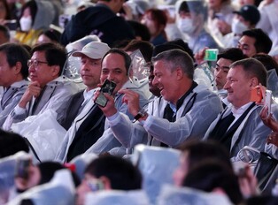 [부산엑스포 실사] 레드카펫 밟은 실사단…케이팝 공연에 어깨춤