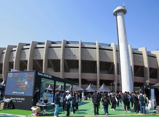 4년만에 잠실로 돌아온 LCK 스프링 결승전…e스포츠 팬 북적