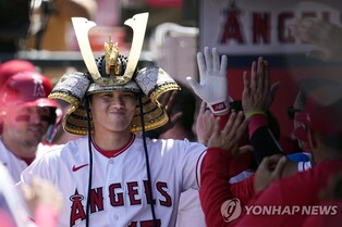 홈런 치고 웃은 오타니, 끝내기 기회 날리고 울상