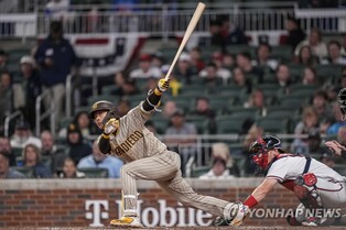 김하성, 묘기 같은 골프스윙으로 투런 홈런…시즌 2호(종합)