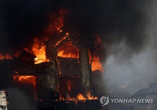 Yoon calls for use of every possible resource to put out Gangneung wildfire