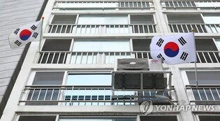 "태극기 걸 곳이 없어요"…과천시, 국기꽂이 설치 지원
