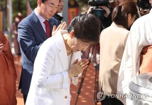 Ex-President Park visits Buddhist temple in 1st official public appearance after pardon
