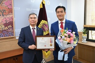 S.Korean artist Choi Si-won from Super Junior receives Commendation from Seoul Metropolitan Council