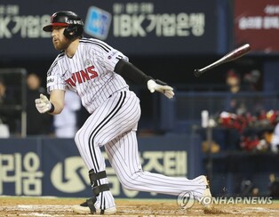 Twins rout sloppy Bears in 1st rival showdown of KBO season