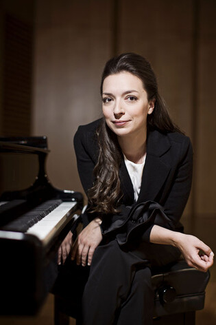 드레스 대신 수트…피아니스트 아브제예바 "음악 본연에 더 충실"