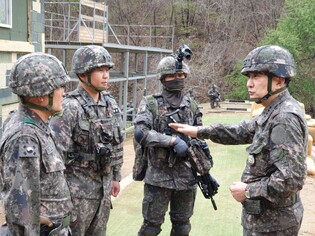 Top general visits front-line unit amid N. Korean threats
