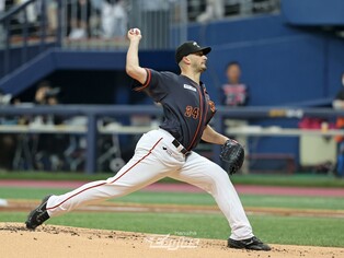 KBO club Eagles release injured pitcher Smith