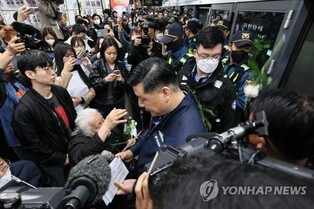 Disabled activists stage surprise subway protest in downtown Seoul on nat'l disability day