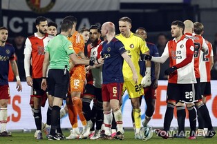 네덜란드 프로축구서 관중이 심판에 맥주 투척…경기 중단