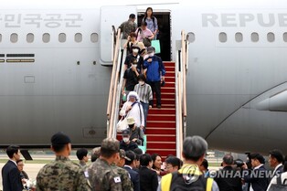 (3rd LD) S. Korean plane carrying 28 nationals from war-torn Sudan returns home
