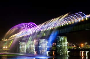 더 화려해진 강릉의 야경…월화교 분수조명 28일부터 가동