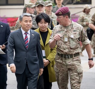 Defense minister visits Panmunjom to encourage troops