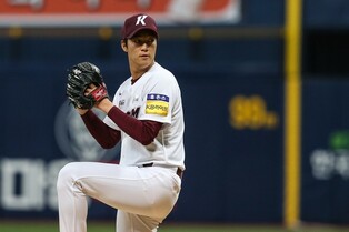 (LEAD) He does it again: fireballer submits another dominant outing in KBO