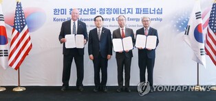 (LEAD) S. Korea, U.S. sign 23 MOUs on stronger ties in batteries, nuclear power, advanced industries