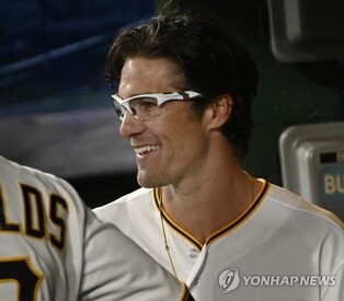 마이너 13년 만에 메이저 데뷔한 타자, 삼진에도 뜨거운 박수