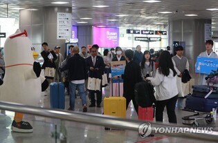 [르포] "돼지국밥 먹으러 왔어요" 황금연휴에 김해공항 입국장 북적