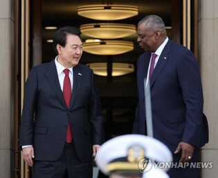 (LEAD) Yoon warns of 'overwhelming' response to N. Korea's nuclear weapons use