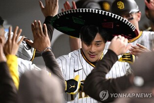 김하성 결승 스리런 홈런 작렬…MLB 통산 100타점 돌파(종합)