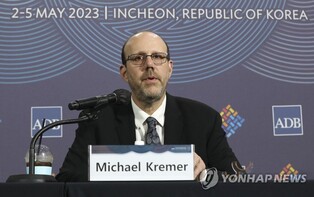 Nobel economist suggests immigration as solution to S. Korea's low birth rate