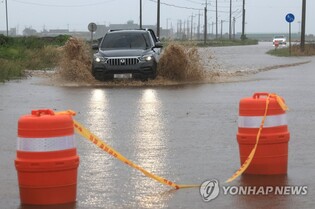 Heavy rain, strong winds disrupt flights on Jeju Island