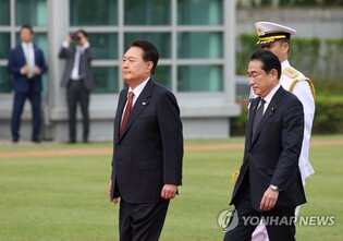 (3rd LD) Yoon holds summit with Japan PM in full resumption of 'shuttle diplomacy'