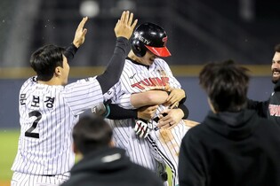 Twins walk off on Heroes to stretch winning streak to 4