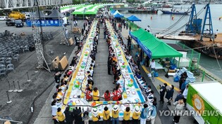 완도 장보고수산물축제, 빗속에도 인파 몰려