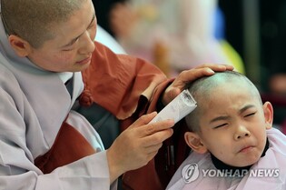 조계사서 4년 만에 동자승 삭발 행사…어린이 9명 단기출가