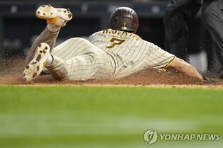 김하성의 특급 집중력…골프스윙 안타에 도루·결승 득점까지