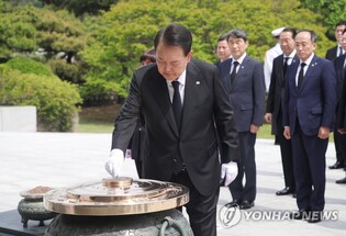 (2nd LD) Yoon visits National Cemetery to mark 1st year in office